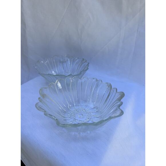 Vintage Indiana Glass Wild Rose Serving bowl - clear pressed glass - Set Of 2 - Picture 4 of 8